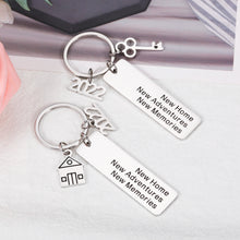 将图片加载到图库查看器,2022 New Home Housewarming Couple Keychains Gifts for Men Women Novelty Realtor Closing Gifts for New Homeowners Christmas New Year Housewarming Party Presents for Family Members Friends New Neighbors