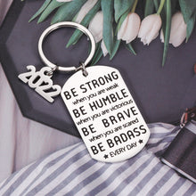 将图片加载到图库查看器,Inspirational Quotes Keychain Son Daughter Christmas Birthday Graduation Gifts for Class 2022 Women Men College High School Boys Girls Senior Be Strong Pendant for Him Her Friends Presents from Mom