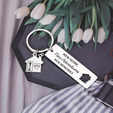 将图片加载到图库查看器,2022 New Home Keychain Housewarming Key Chain Gifts for First Home Women Men Closing Realtor Gift for Home Buyers New Homeowners Gift for Sister Friends Family New Neighbor Housewarming Party Gifts