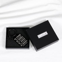 将图片加载到图库查看器,Inspirational Quotes Keychain Son Daughter Christmas Birthday Graduation Gifts for Class 2022 Women Men College High School Boys Girls Senior Be Strong Pendant for Him Her Friends Presents from Mom
