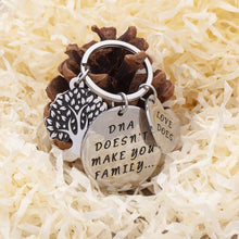 将图片加载到图库查看器,Step Dad Mom Gifts for Stepmother Stepfather Birthday Keychain from Daughter Son for Fathers Mothers Day DNA Doesn't Make Us Family Love Does Parent Gift Wedding Adoption Gift from Kids