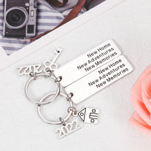 将图片加载到图库查看器,2022 New Home Housewarming Couple Keychains Gifts for Men Women Novelty Realtor Closing Gifts for New Homeowners Christmas New Year Housewarming Party Presents for Family Members Friends New Neighbors