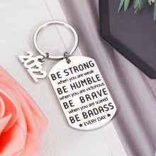 将图片加载到图库查看器,Inspirational Quotes Keychain Son Daughter Christmas Birthday Graduation Gifts for Class 2022 Women Men College High School Boys Girls Senior Be Strong Pendant for Him Her Friends Presents from Mom