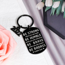 将图片加载到图库查看器,Inspirational Quotes Keychain Son Daughter Christmas Birthday Graduation Gifts for Class 2022 Women Men College High School Boys Girls Senior Be Strong Pendant for Him Her Friends Presents from Mom