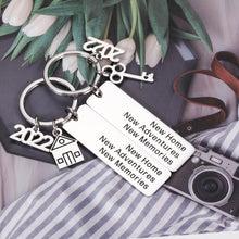将图片加载到图库查看器,2022 New Home Housewarming Couple Keychains Gifts for Men Women Novelty Realtor Closing Gifts for New Homeowners Christmas New Year Housewarming Party Presents for Family Members Friends New Neighbors