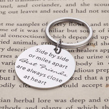 将图片加载到图库查看器,Best Friends Keychain for Teen Girls Long Distance Friendship Gifts for Women Birthday Sisters Gifts for Sibling Best Friend BFF Jewelry Side by Side Or Miles Apart Wedding Christmas for Her Soulmate