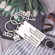 将图片加载到图库查看器,2022 New Home Housewarming Couple Keychains Gifts for Men Women Novelty Realtor Closing Gifts for New Homeowners Christmas New Year Housewarming Party Presents for Family Members Friends New Neighbors