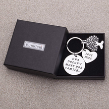 将图片加载到图库查看器,Step Dad Mom Gifts for Stepmother Stepfather Birthday Keychain from Daughter Son for Fathers Mothers Day DNA Doesn't Make Us Family Love Does Parent Gift Wedding Adoption Gift from Kids