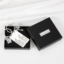 将图片加载到图库查看器,2022 New Home Housewarming Couple Keychains Gifts for Men Women Novelty Realtor Closing Gifts for New Homeowners Christmas New Year Housewarming Party Presents for Family Members Friends New Neighbors