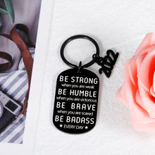 将图片加载到图库查看器,Inspirational Quotes Keychain Son Daughter Christmas Birthday Graduation Gifts for Class 2022 Women Men College High School Boys Girls Senior Be Strong Pendant for Him Her Friends Presents from Mom