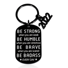 将图片加载到图库查看器,Inspirational Quotes Keychain Son Daughter Christmas Birthday Graduation Gifts for Class 2022 Women Men College High School Boys Girls Senior Be Strong Pendant for Him Her Friends Presents from Mom
