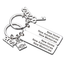 将图片加载到图库查看器,2022 New Home Housewarming Couple Keychains Gifts for Men Women Novelty Realtor Closing Gifts for New Homeowners Christmas New Year Housewarming Party Presents for Family Members Friends New Neighbors